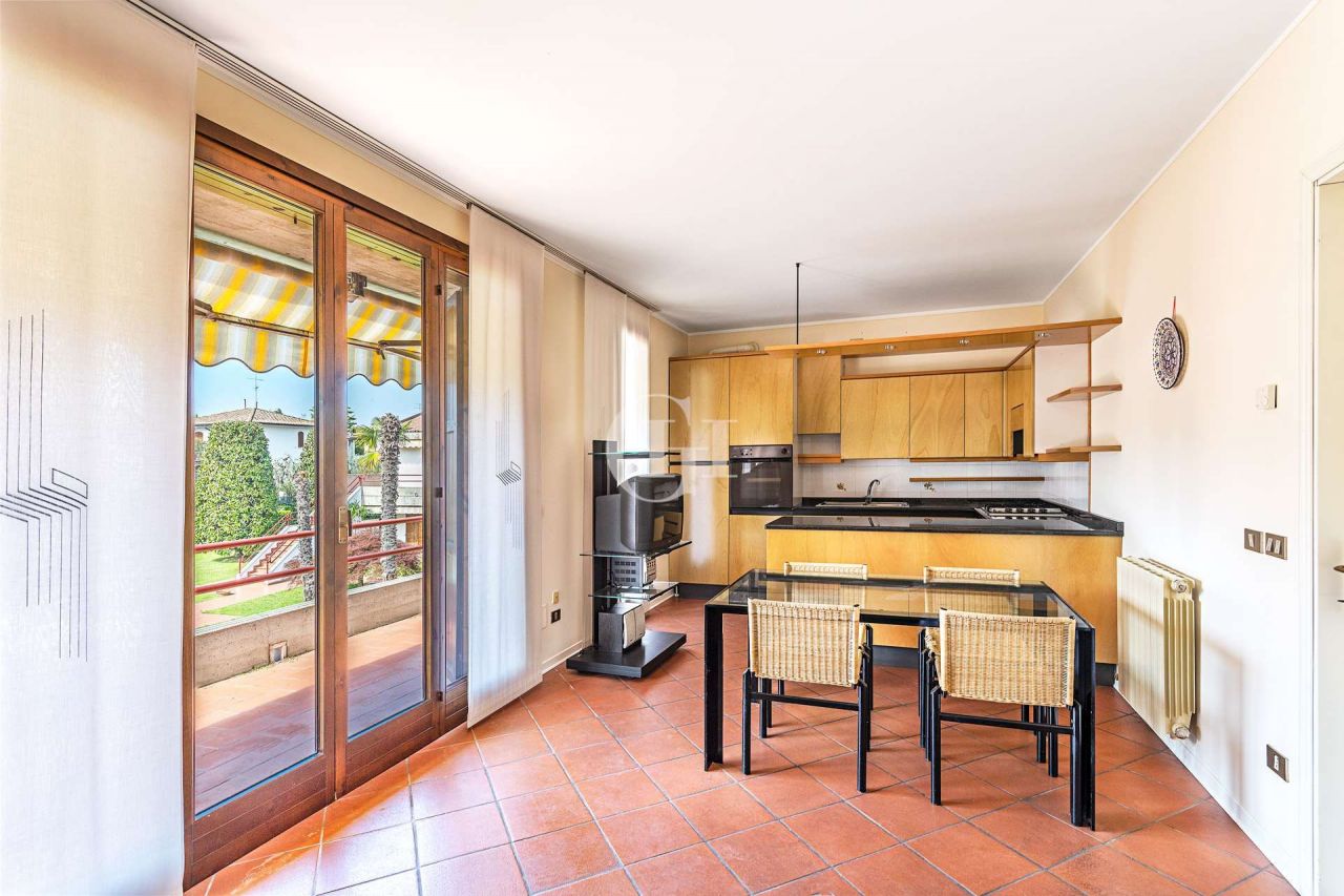Квартира у озера Гарда, Италия, 85 м2 фото 3