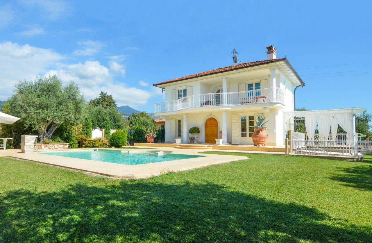 Вилла в Форте деи Марми, Италия, 300 м2 фото 1