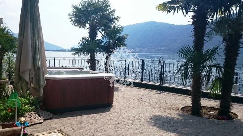Вилла в Кампионе-д'Италия, Италия, 450 м2 фото 1