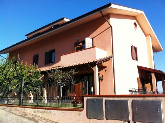 Таунхаус в Читта-Сант-Анджело, Италия, 370 м2 фото 1