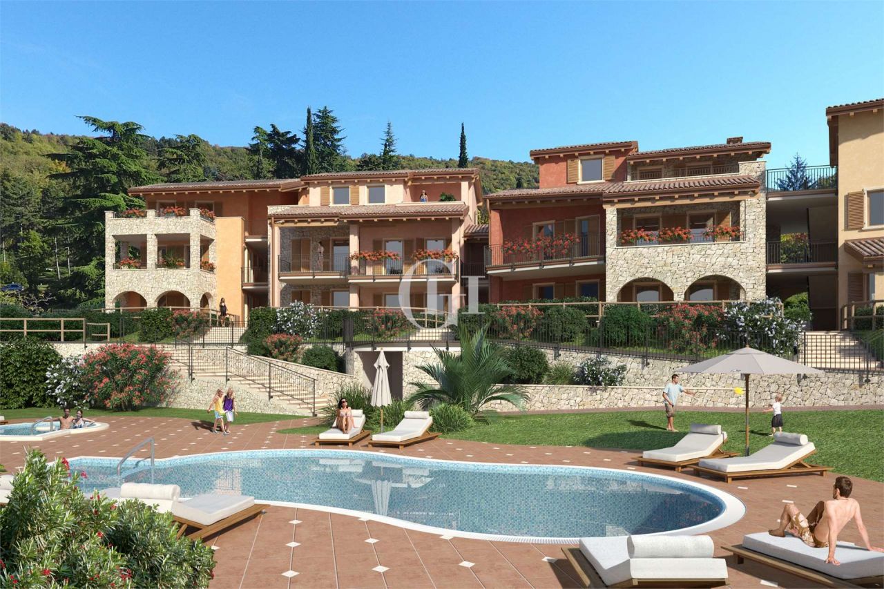 Квартира у озера Гарда, Италия, 110 м2 фото 1
