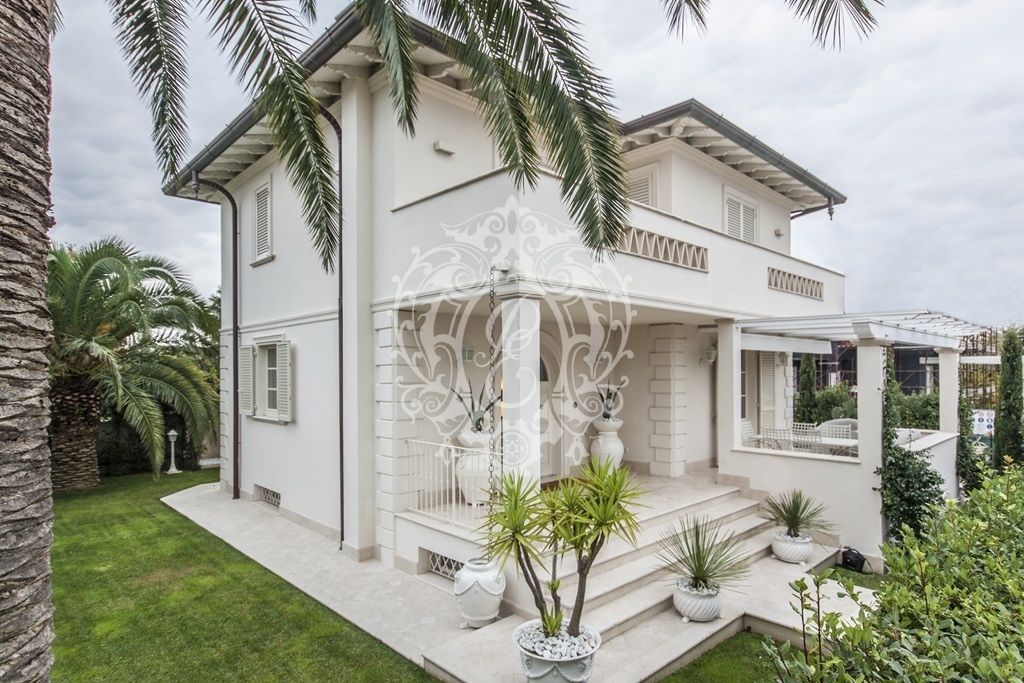 Вилла в Форте деи Марми, Италия, 300 м2 фото 1