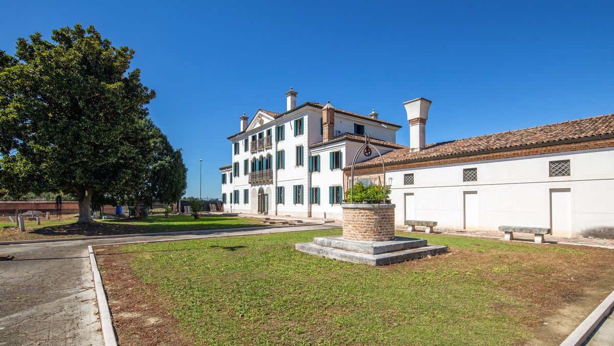 Вилла в Феррара, Италия, 825 м2 фото 1