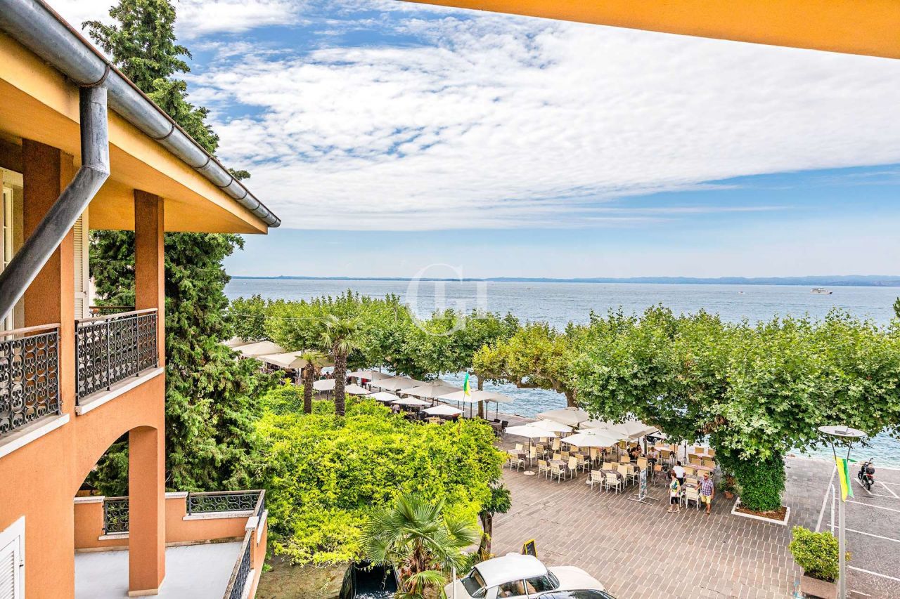 Пентхаус у озера Гарда, Италия, 204 м2 фото 1