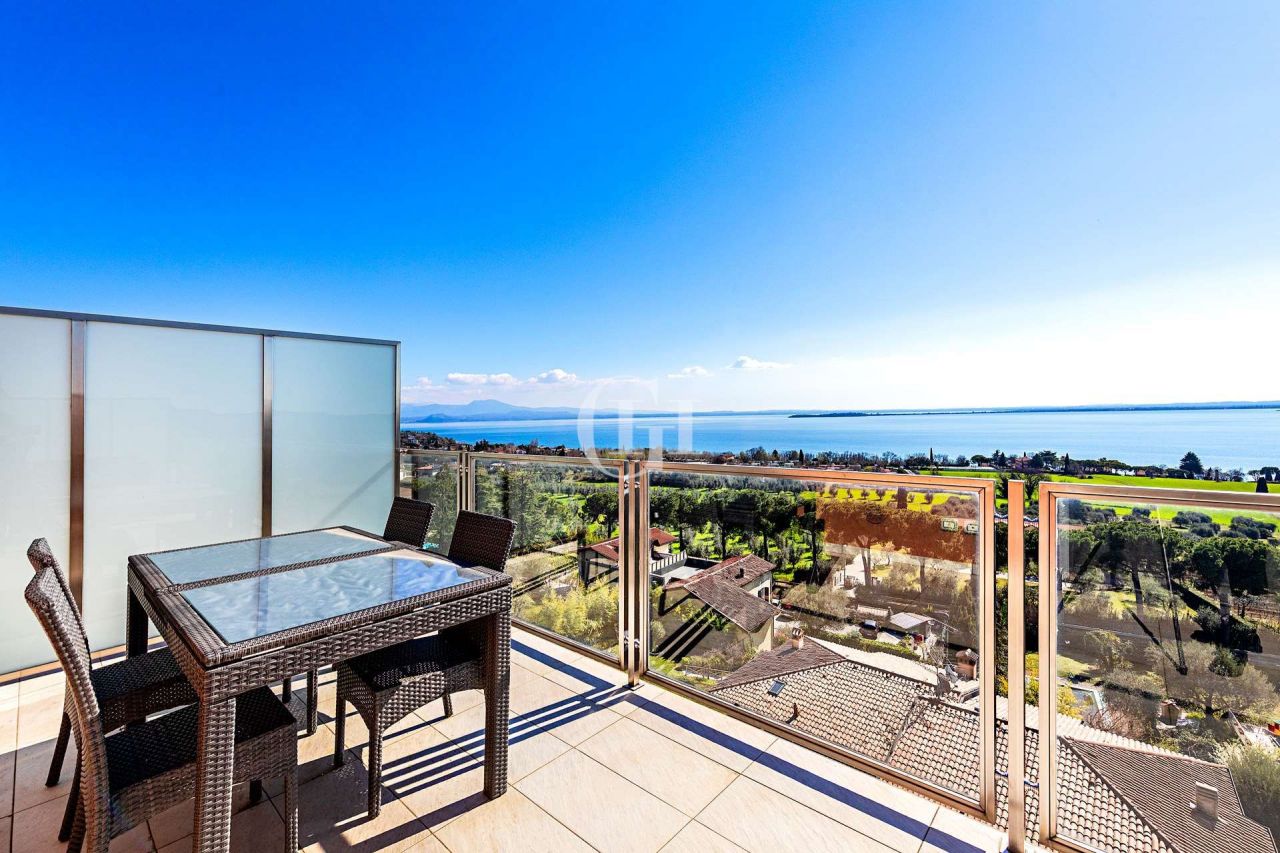 Пентхаус у озера Гарда, Италия, 90 м2 фото 1