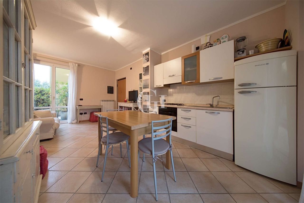 Квартира у озера Гарда, Италия, 55 м2 фото 4