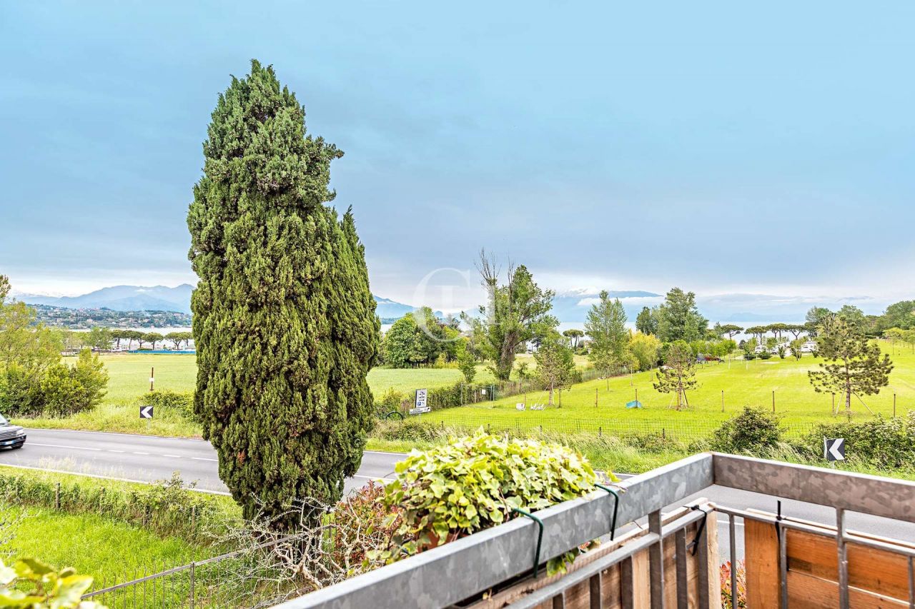 Квартира у озера Гарда, Италия, 55 м2 фото 2