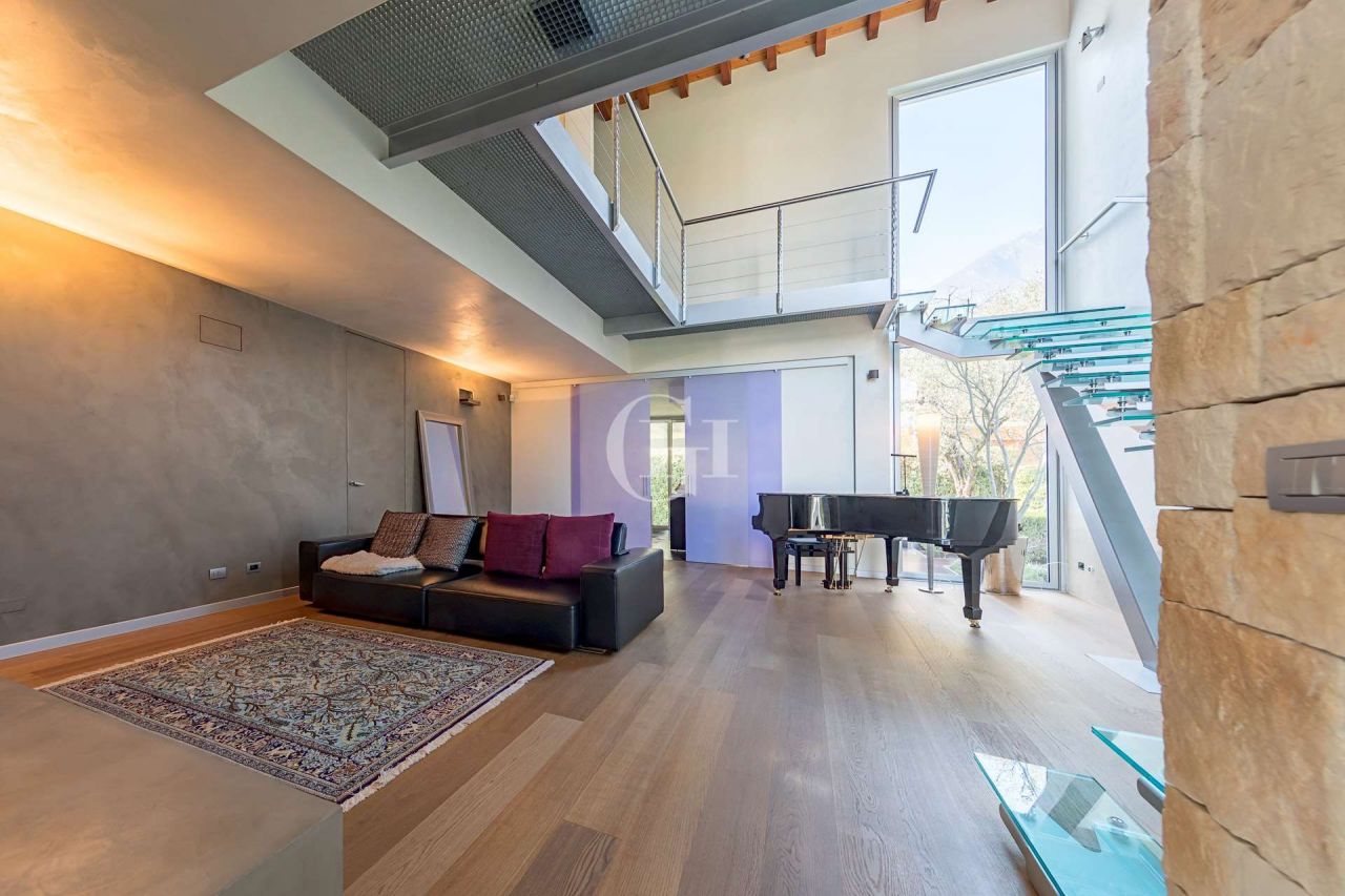 Вилла у озера Гарда, Италия, 450 м2 фото 2