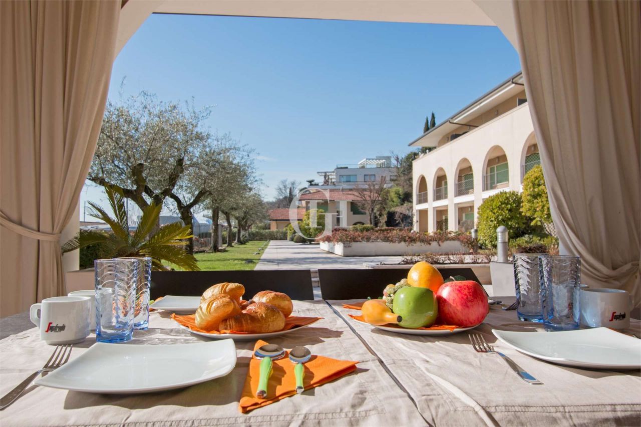 Квартира у озера Гарда, Италия, 60 м2 фото 1