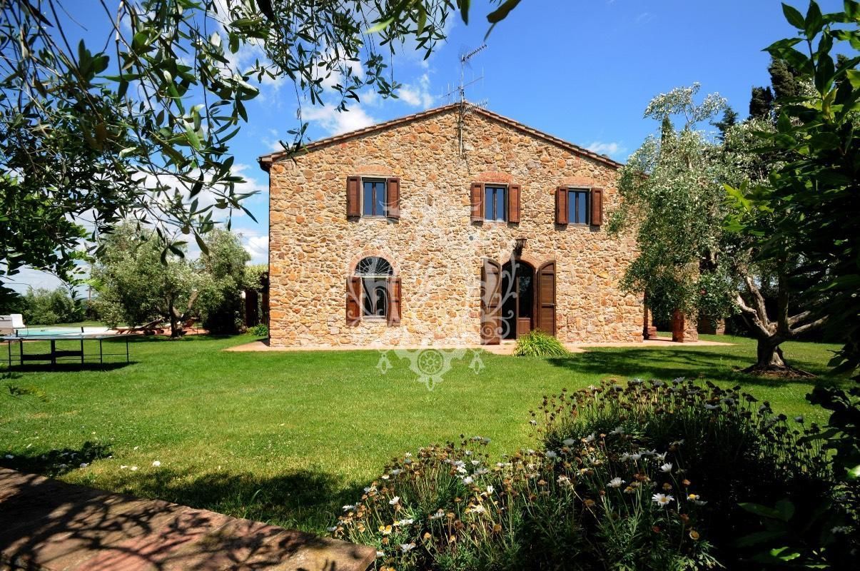 Дом в Суверето, Италия, 400 м2 фото 1