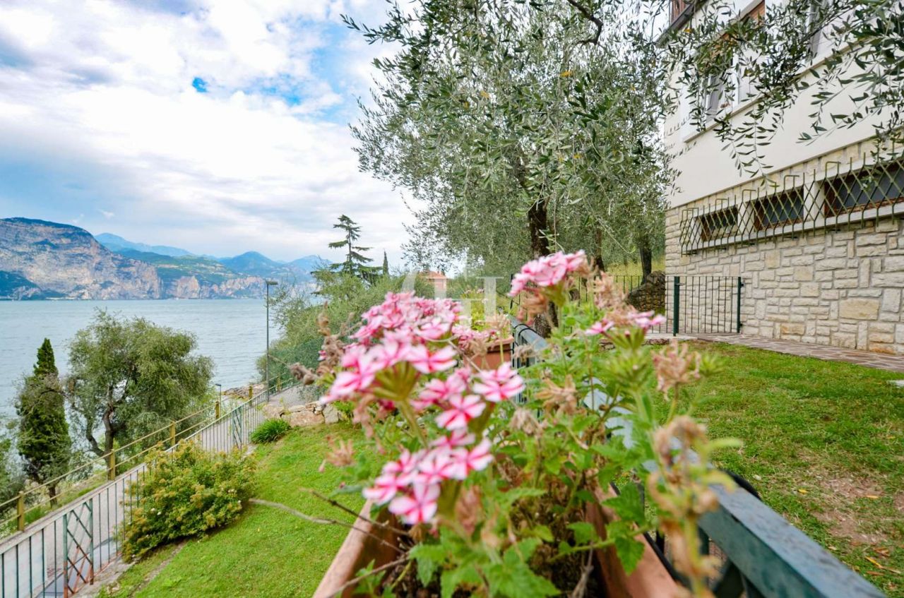 Квартира у озера Гарда, Италия, 95 м2 фото 1