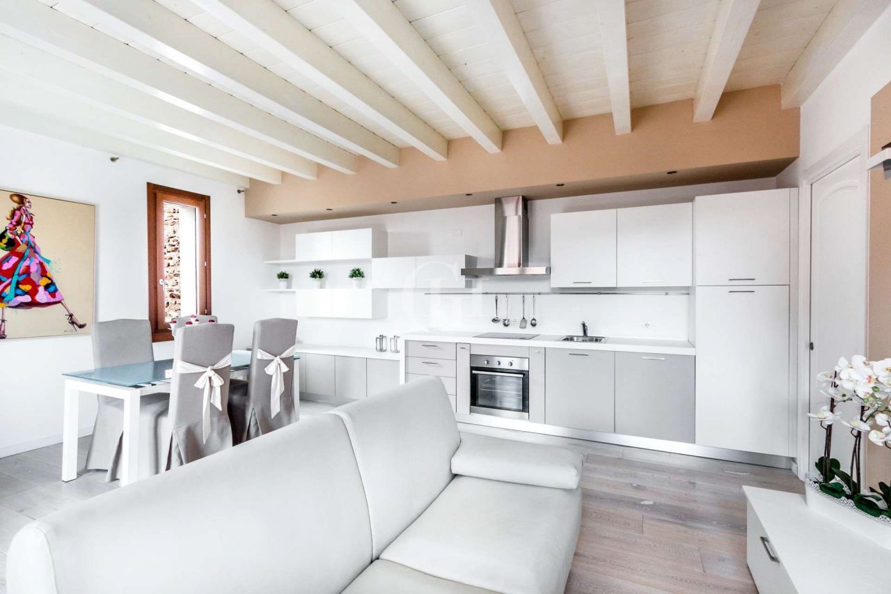 Апартаменты у озера Гарда, Италия, 72 м2 фото 2