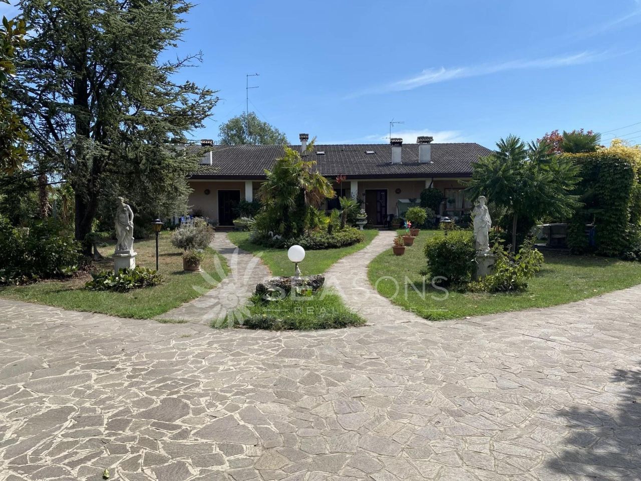 Вилла в Каорле, Италия, 3 500 м2 фото 1