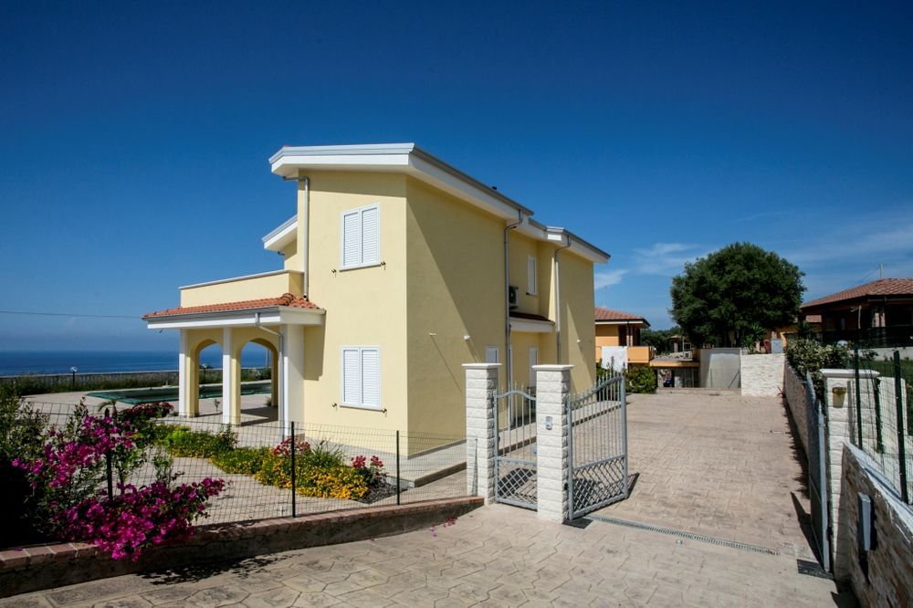 Вилла в Дзамброне, Италия, 95 м2 фото 1