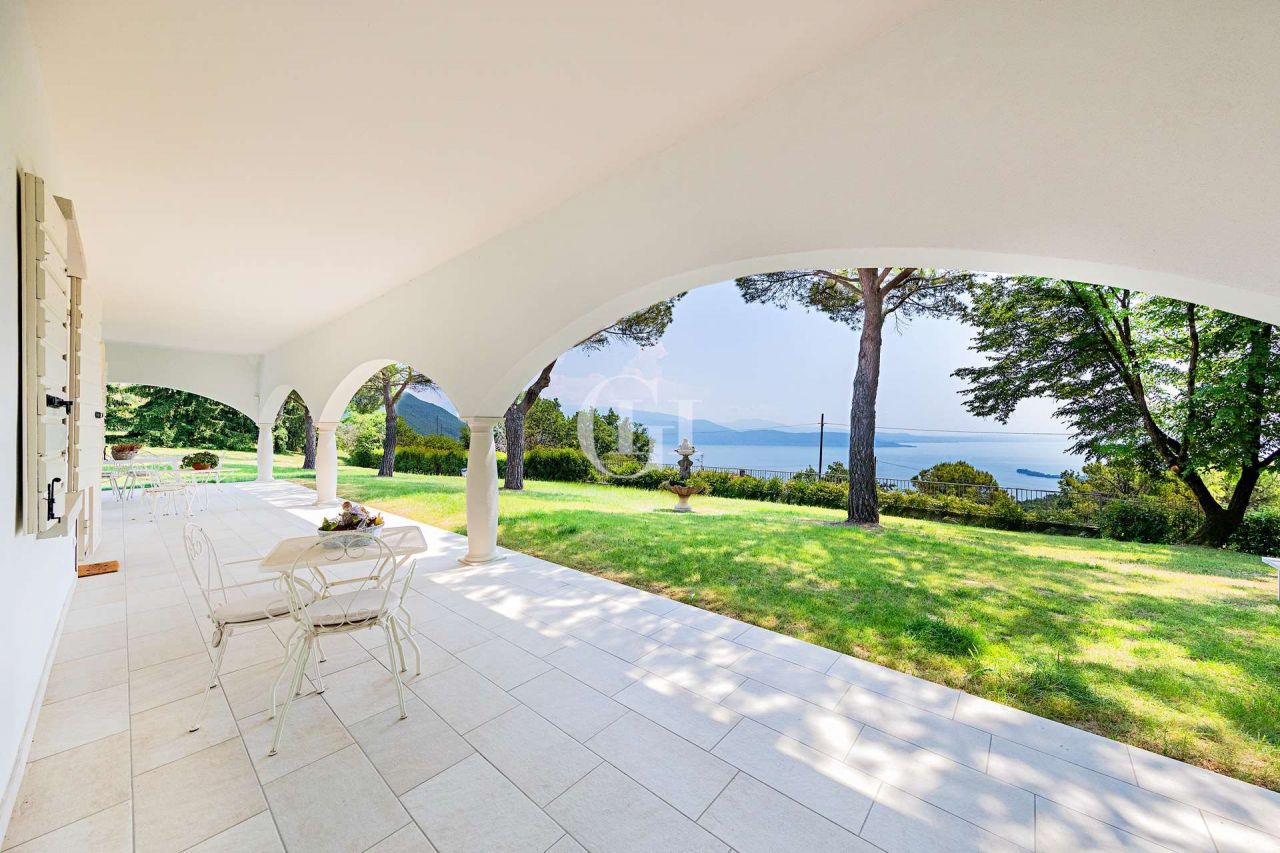 Вилла у озера Гарда, Италия, 300 м2 фото 1