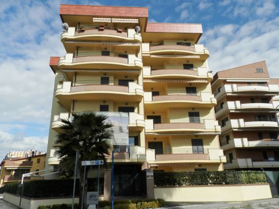 Апартаменты в Альба-Адриатике, Италия, 78 м2 фото 2