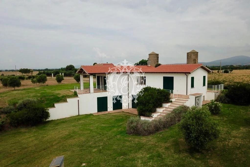 Вилла в Монтальто-ди-Кастро, Италия, 250 м2 фото 1
