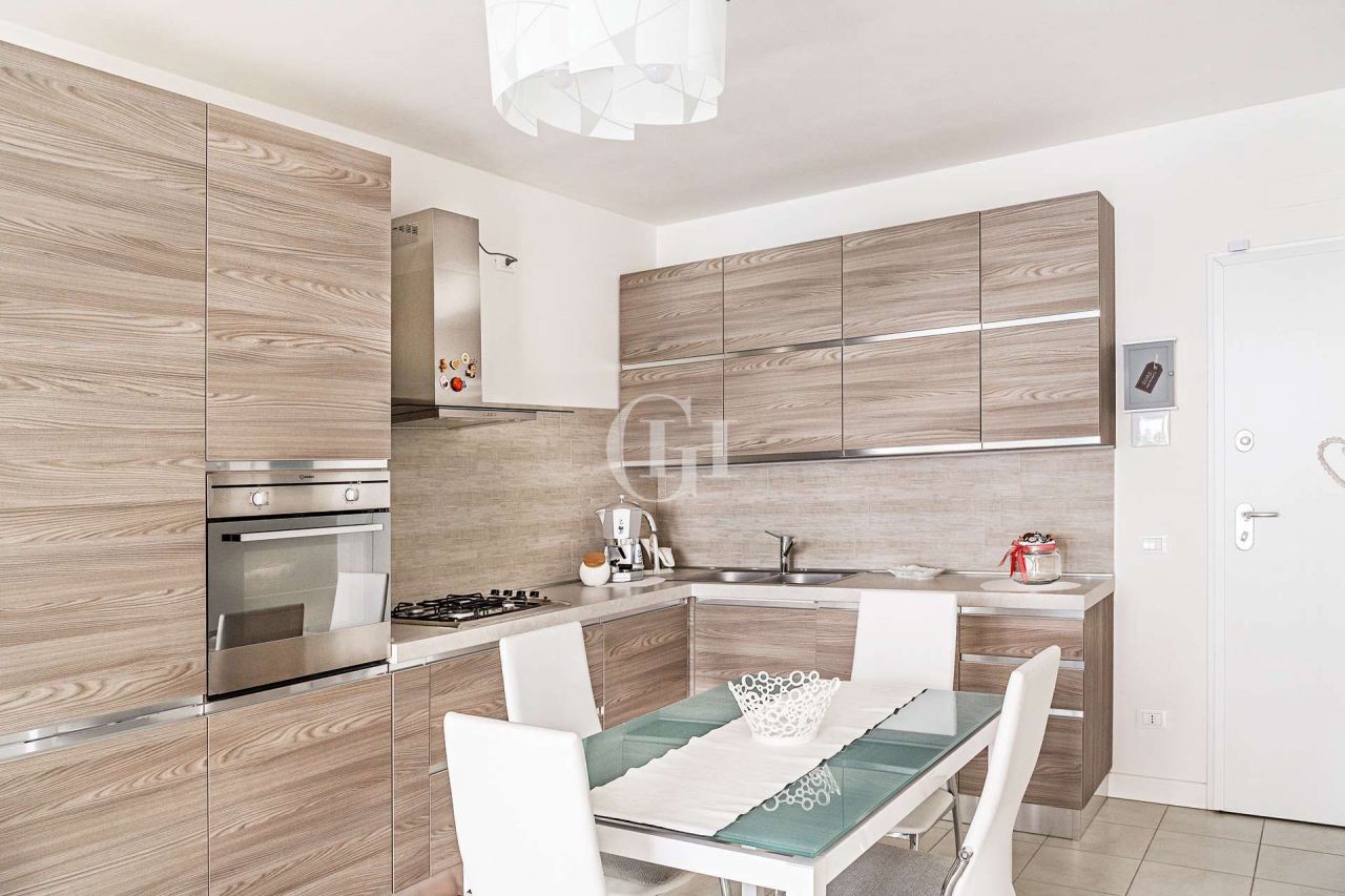 Квартира у озера Гарда, Италия, 90 м2 фото 4