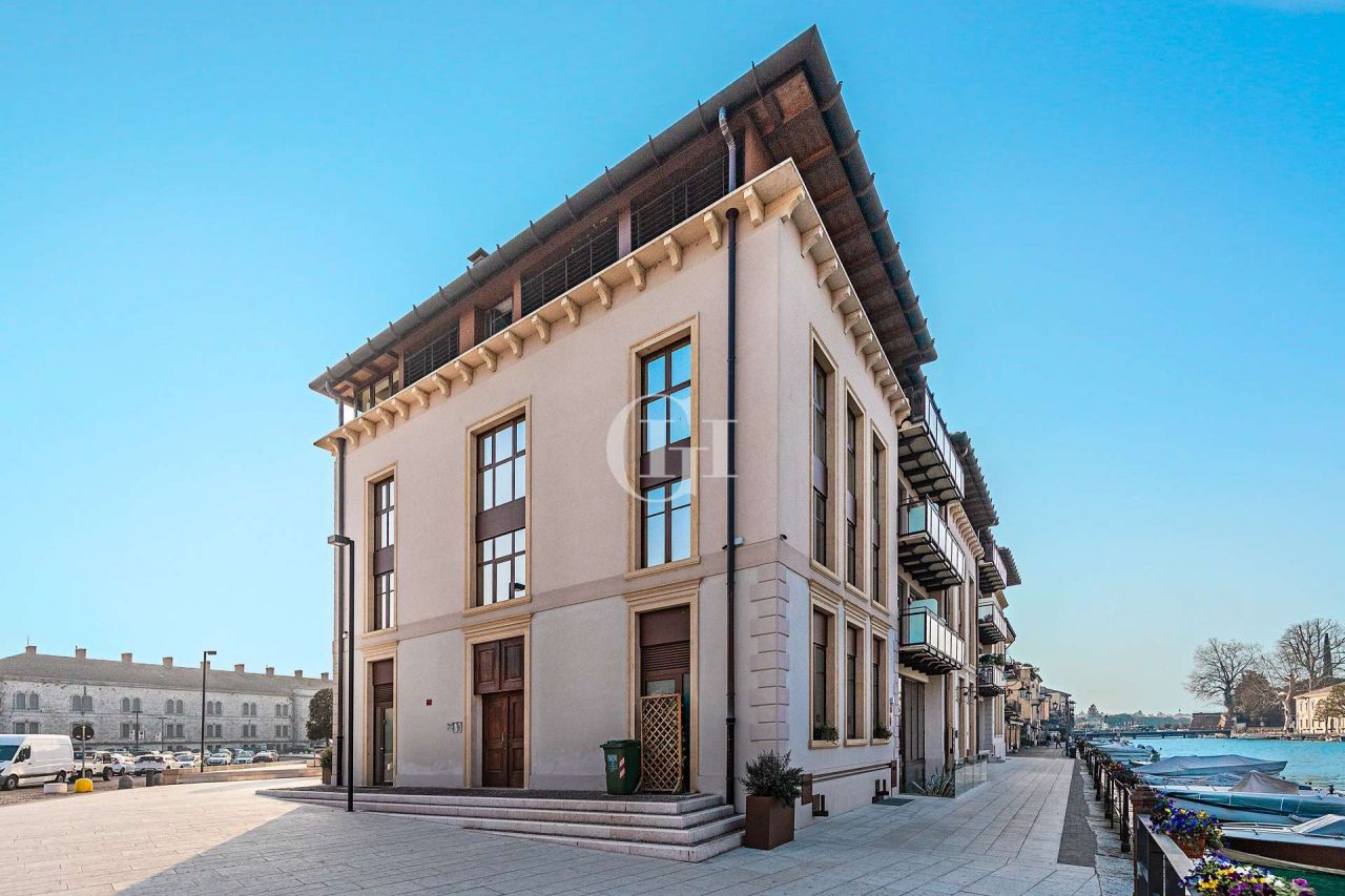 Пентхаус у озера Гарда, Италия, 200 м2 фото 1