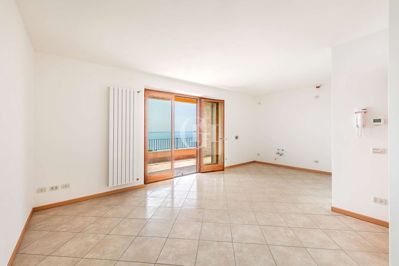 Квартира у озера Гарда, Италия, 77.7 м2 фото 2