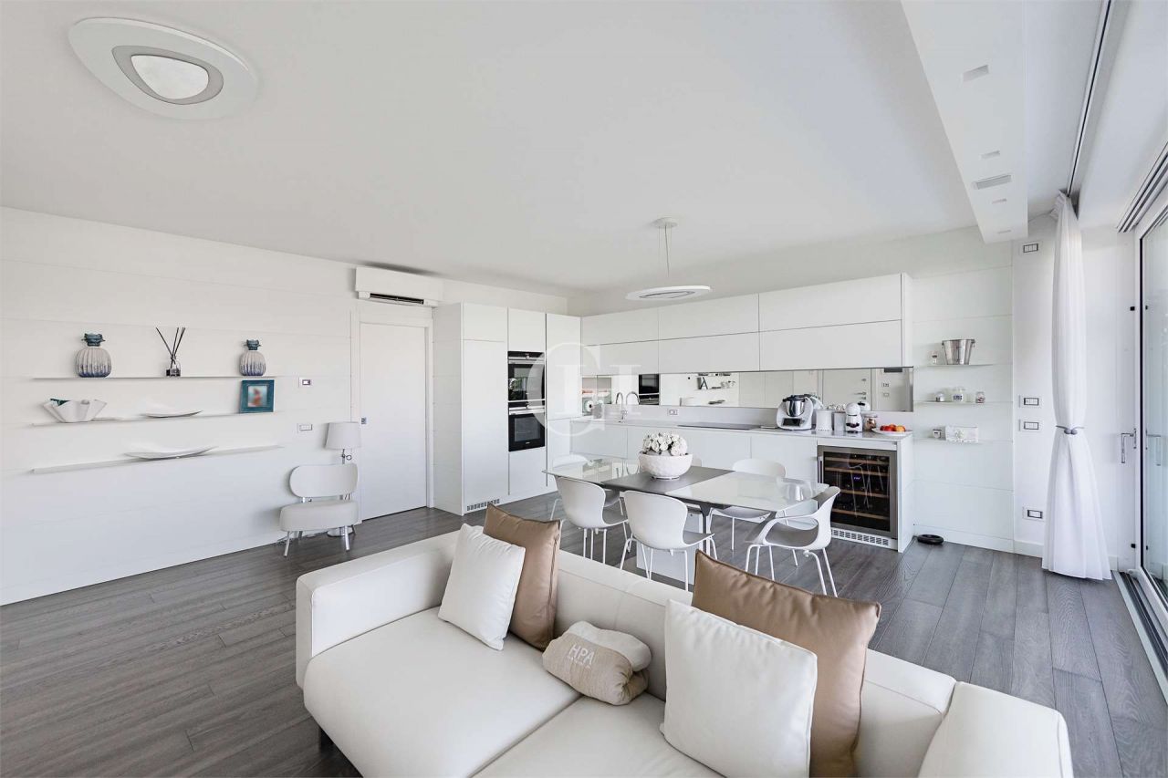 Апартаменты у озера Гарда, Италия, 120 м2 фото 2
