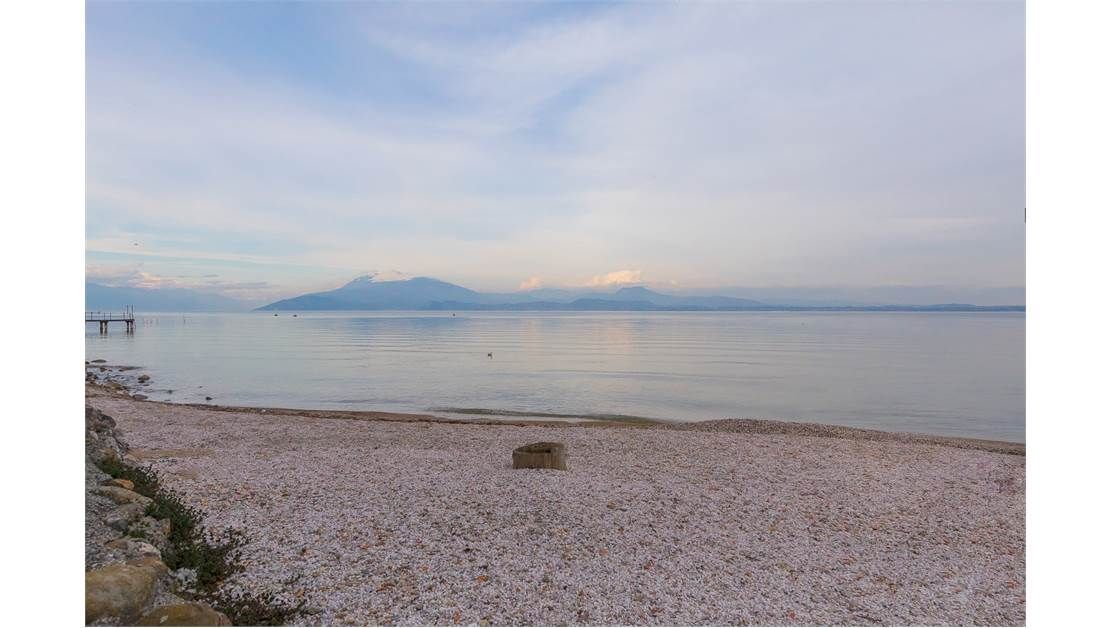 Квартира у озера Гарда, Италия, 65 м2 фото 2