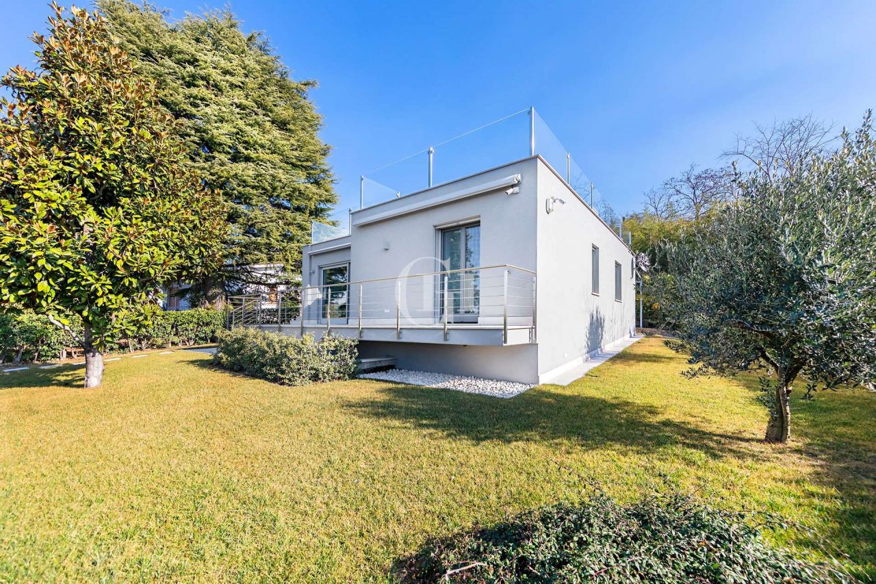 Вилла у озера Гарда, Италия, 160 м2 фото 2