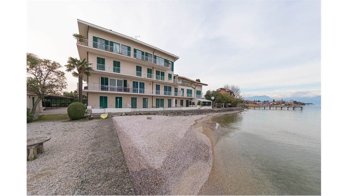Квартира у озера Гарда, Италия, 65 м2 фото 1