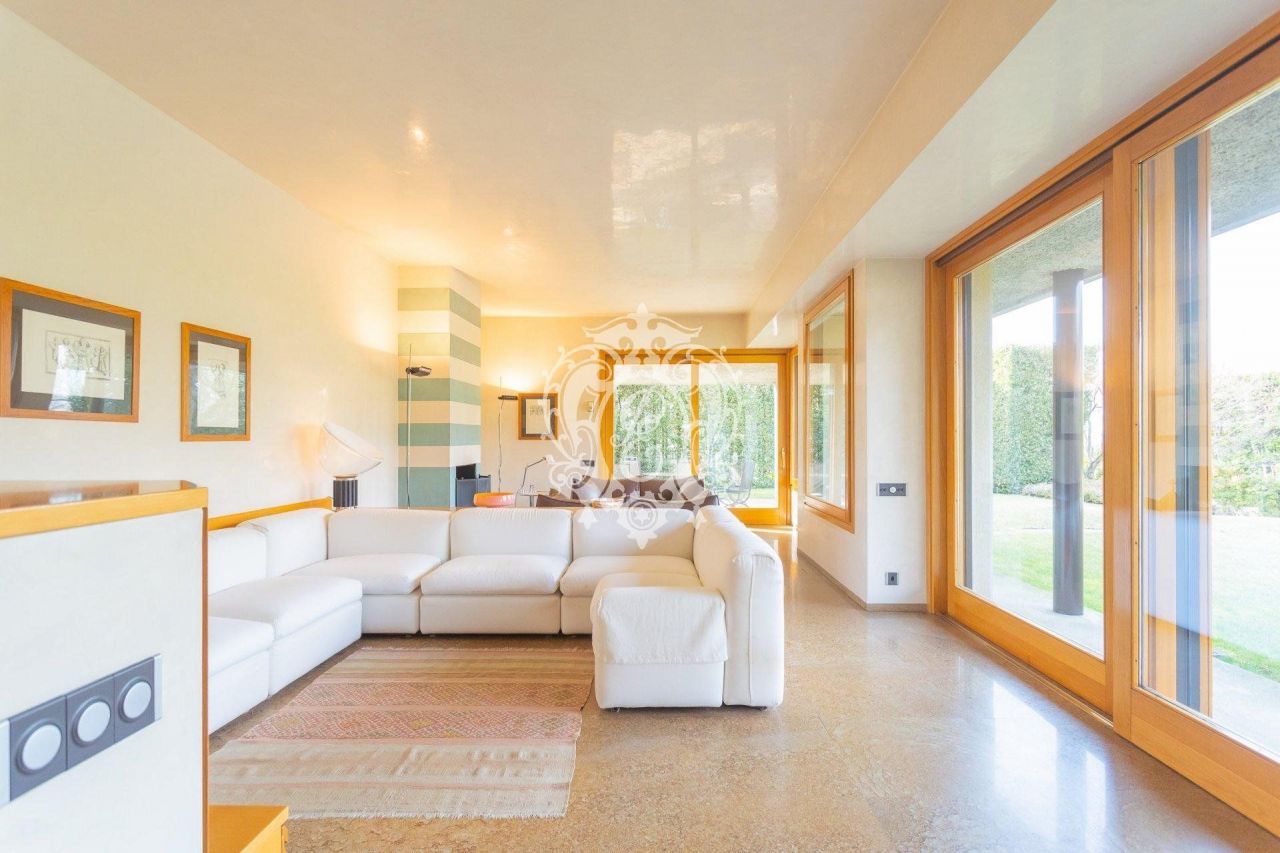 Вилла в Комо, Италия, 625 м2 фото 1