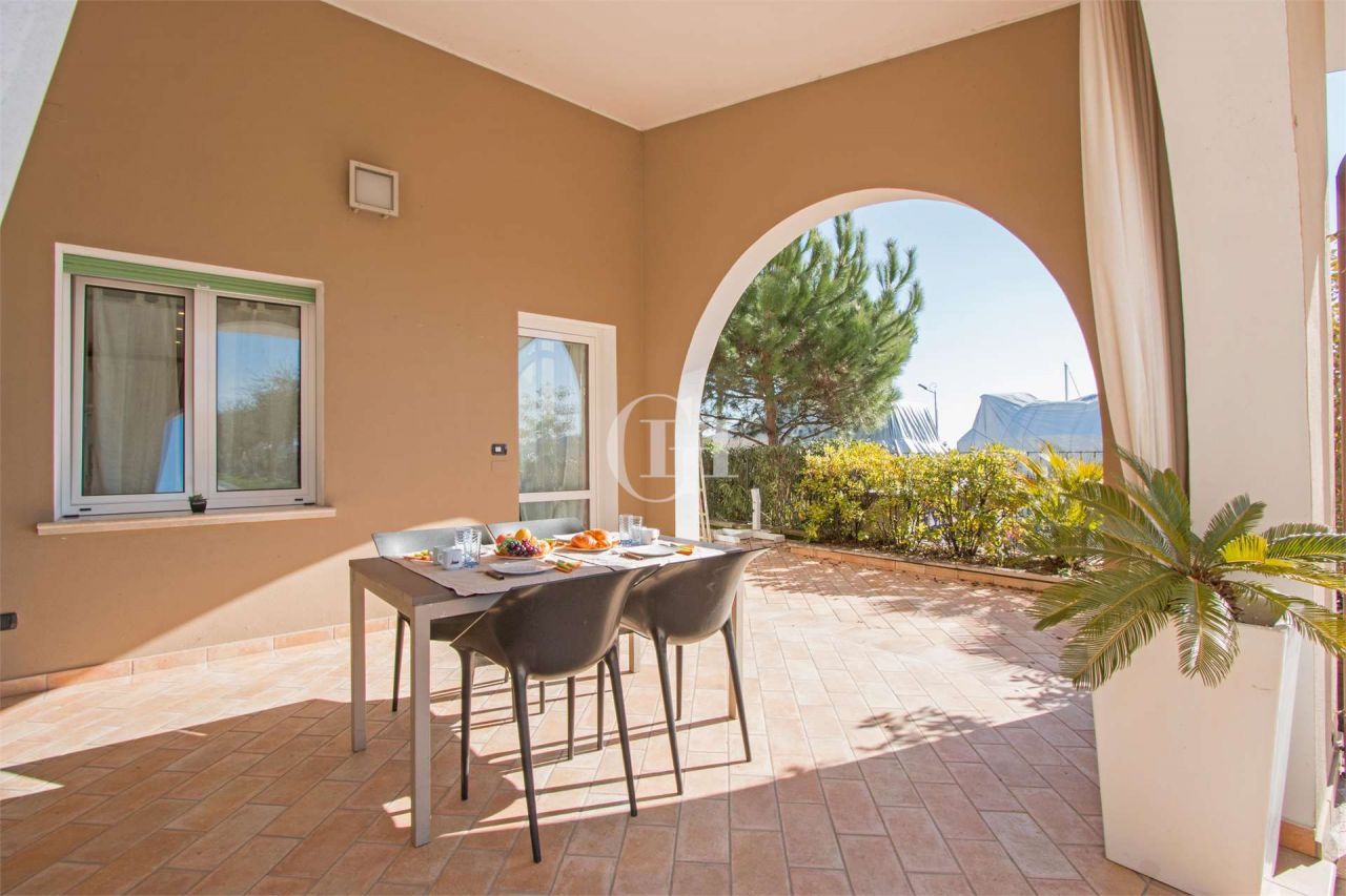Квартира у озера Гарда, Италия, 60 м2 фото 2