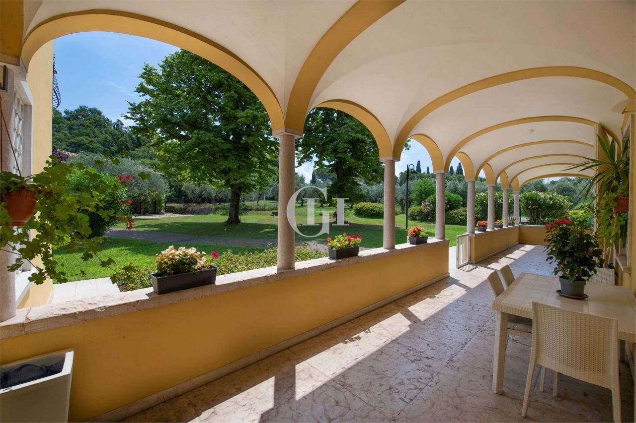 Поместье у озера Гарда, Италия, 750 м2 фото 1