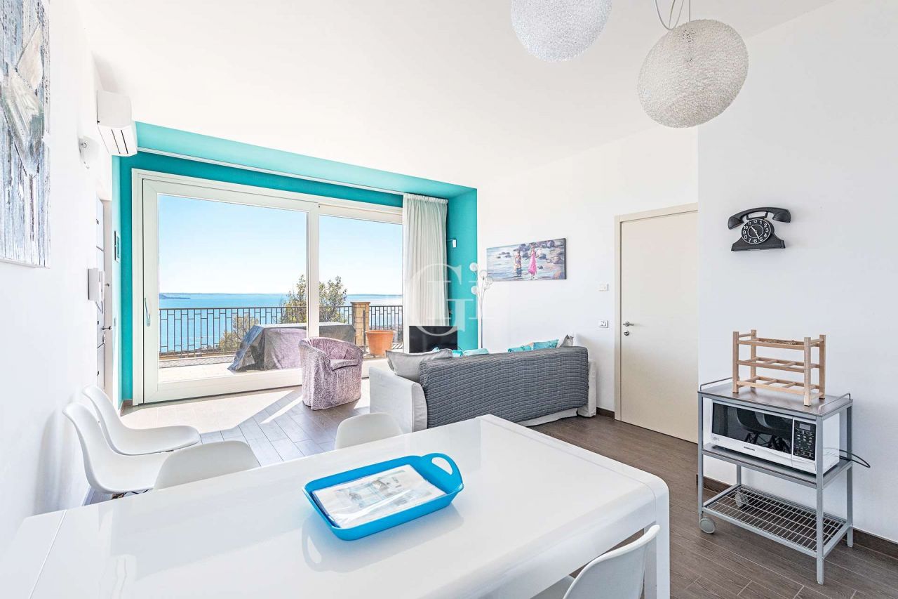 Квартира у озера Гарда, Италия, 120 м2 фото 1