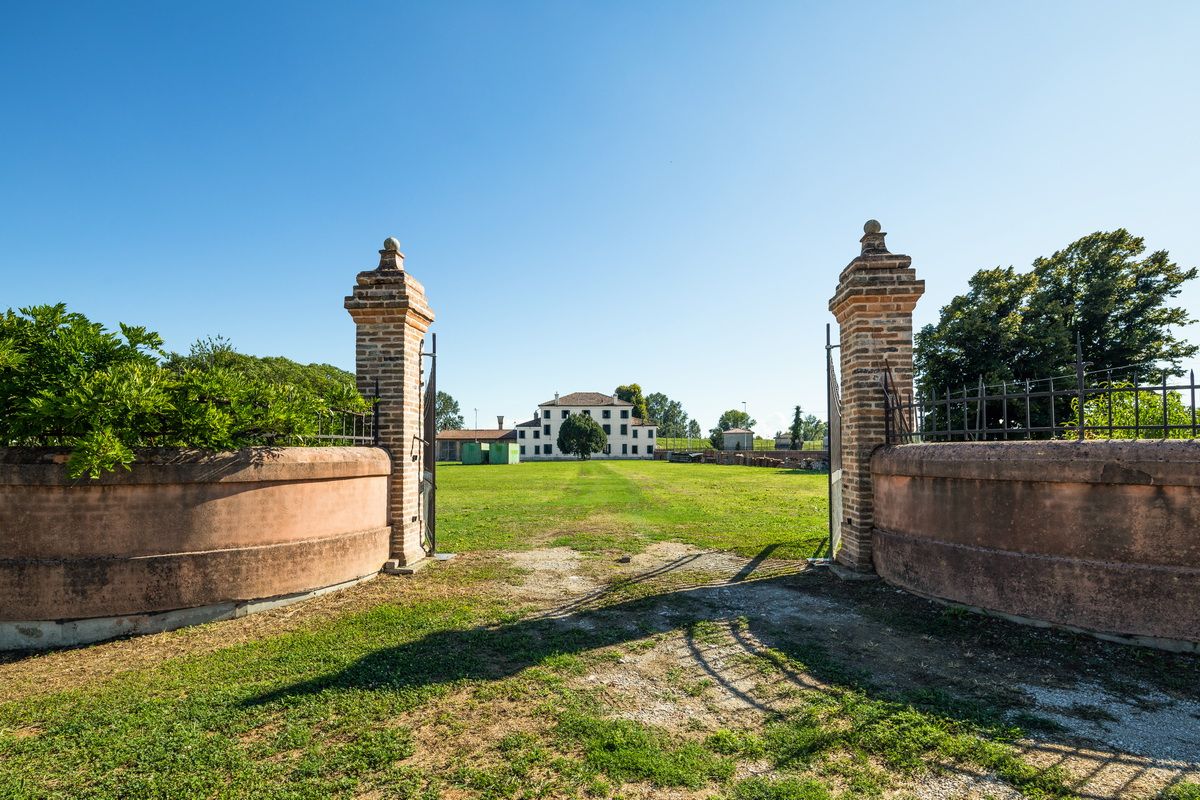 Вилла в Феррара, Италия, 825 м2 фото 2