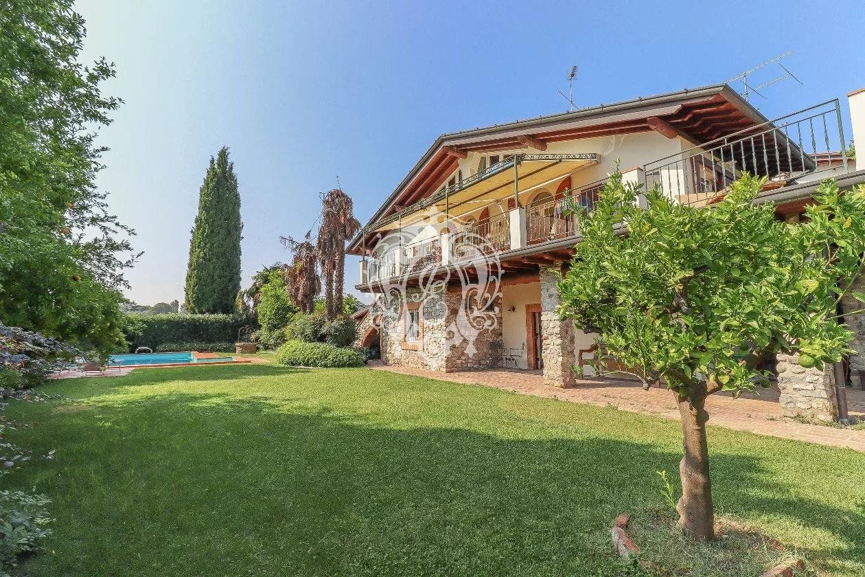 Вилла в Паденге-суль-Гарде, Италия, 300 м2 фото 1