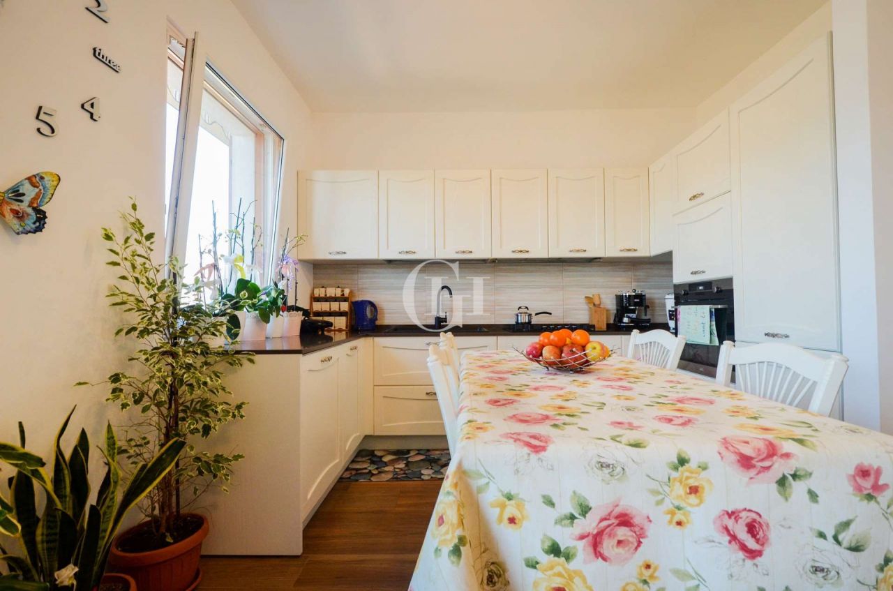 Квартира у озера Гарда, Италия, 70 м2 фото 4