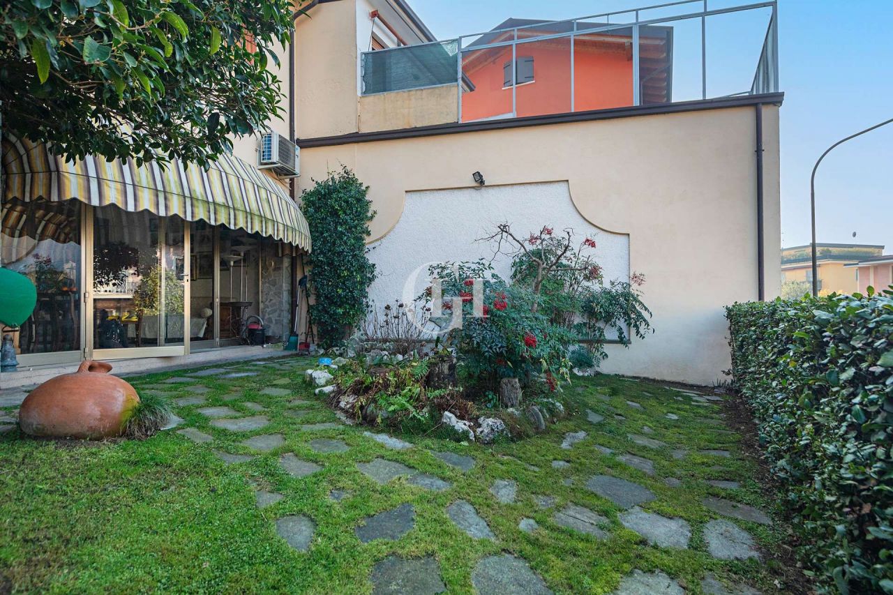Вилла у озера Гарда, Италия, 350 м2 фото 4