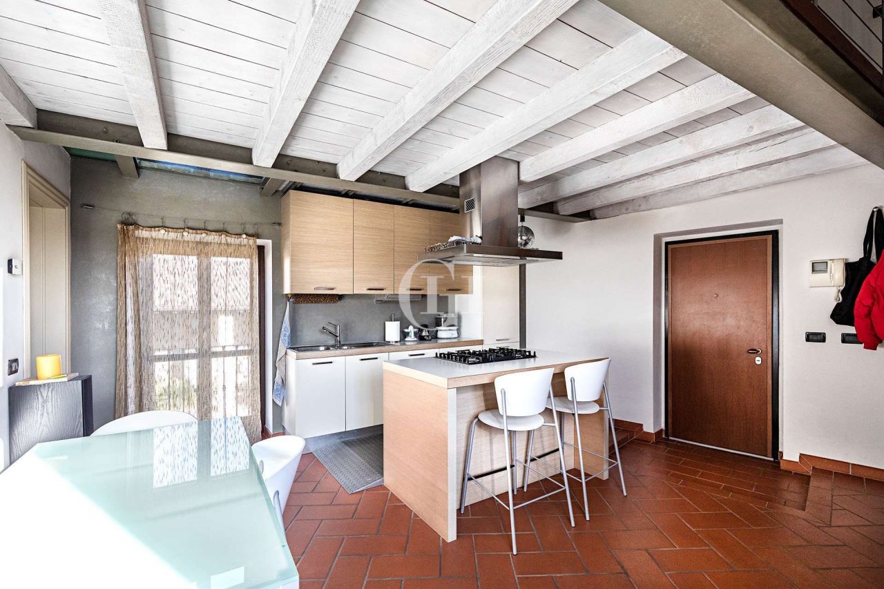 Квартира у озера Гарда, Италия, 95 м2 фото 4