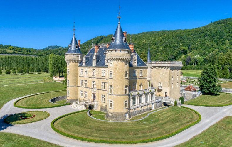 Замок в Бургундии, Франция, 2 400 м2 фото 1