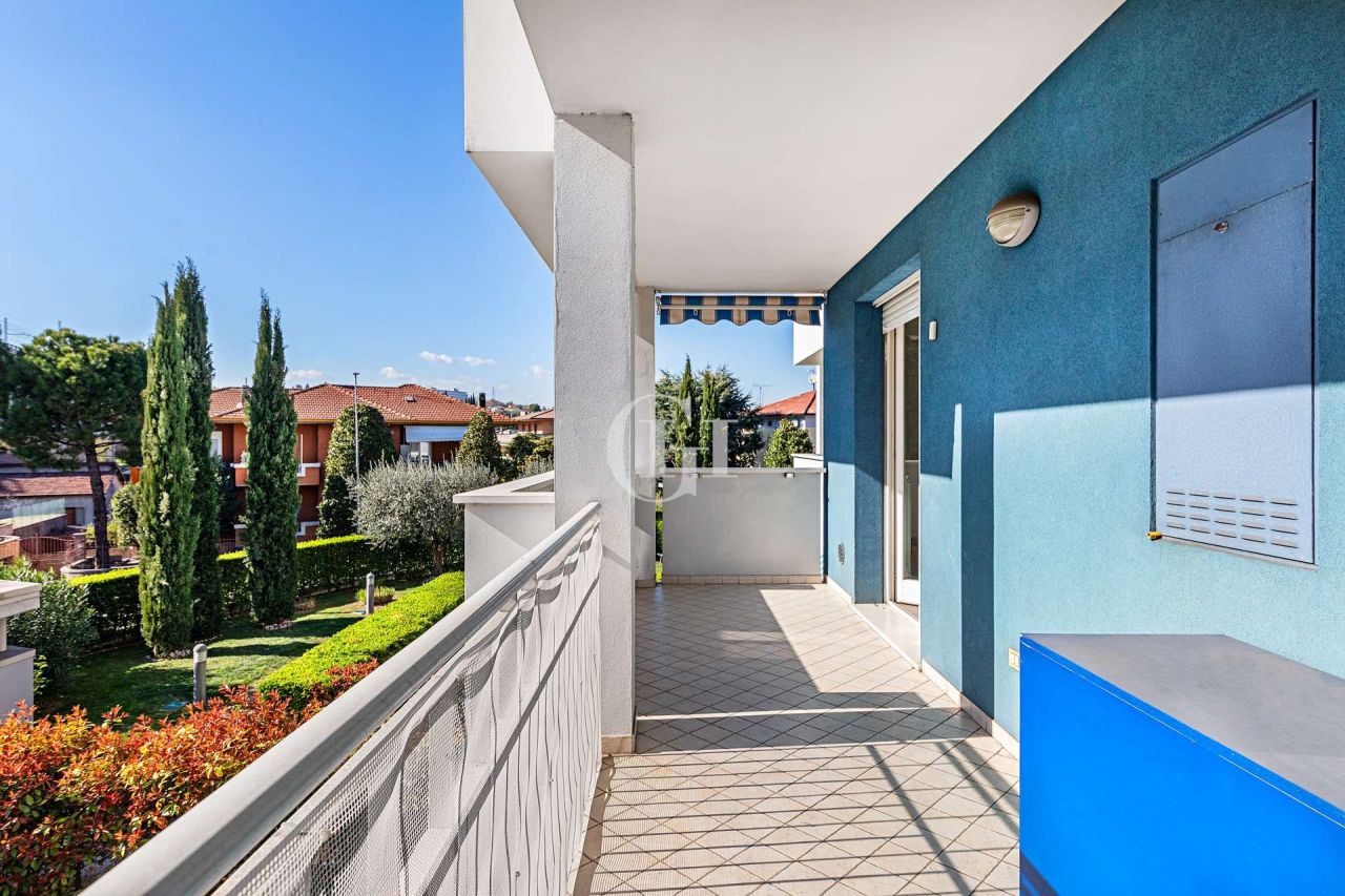 Квартира у озера Гарда, Италия, 55 м2 фото 4