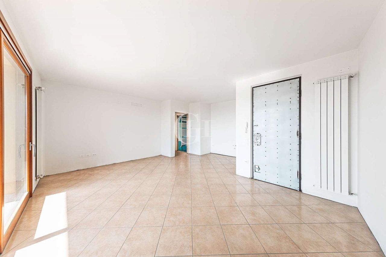 Квартира у озера Гарда, Италия, 90 м2 фото 2