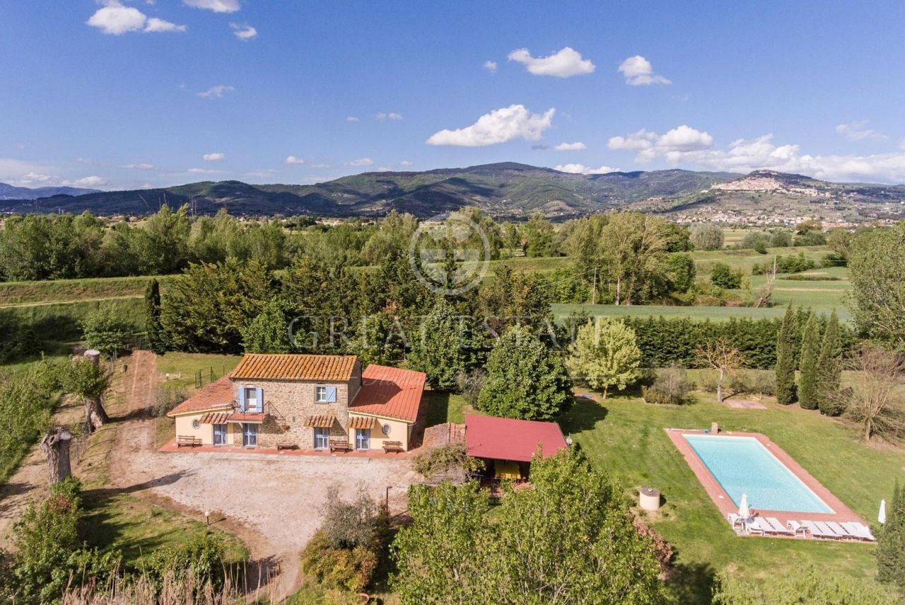 Дом в Кортоне, Италия, 245.4 м2 фото 2