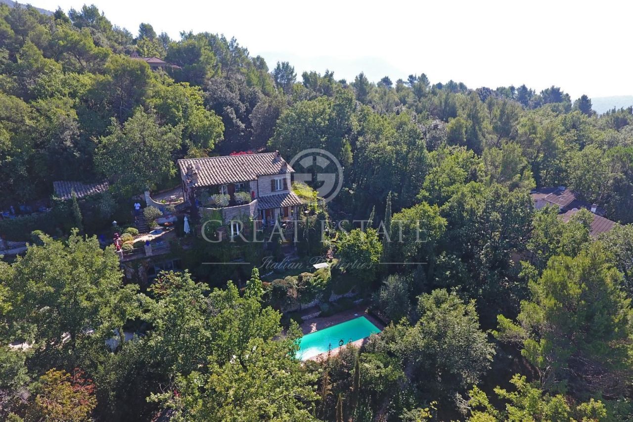 Дом в Кампелло-суль-Клитунно, Италия, 241 м2 фото 2