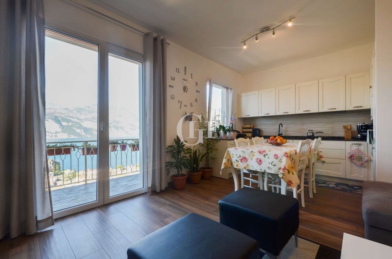 Квартира у озера Гарда, Италия, 70 м2 фото 3