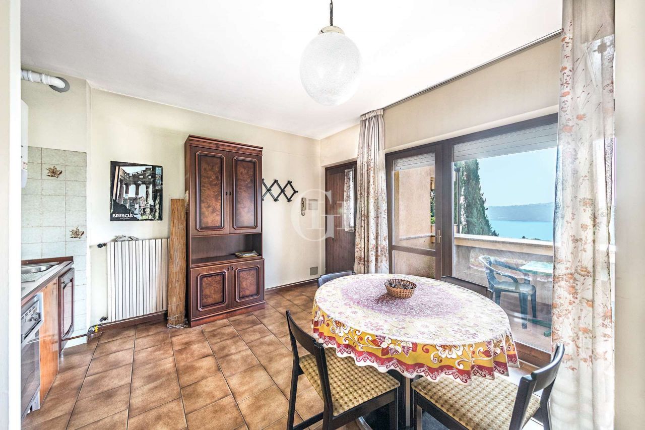 Квартира у озера Гарда, Италия, 47 м2 фото 3