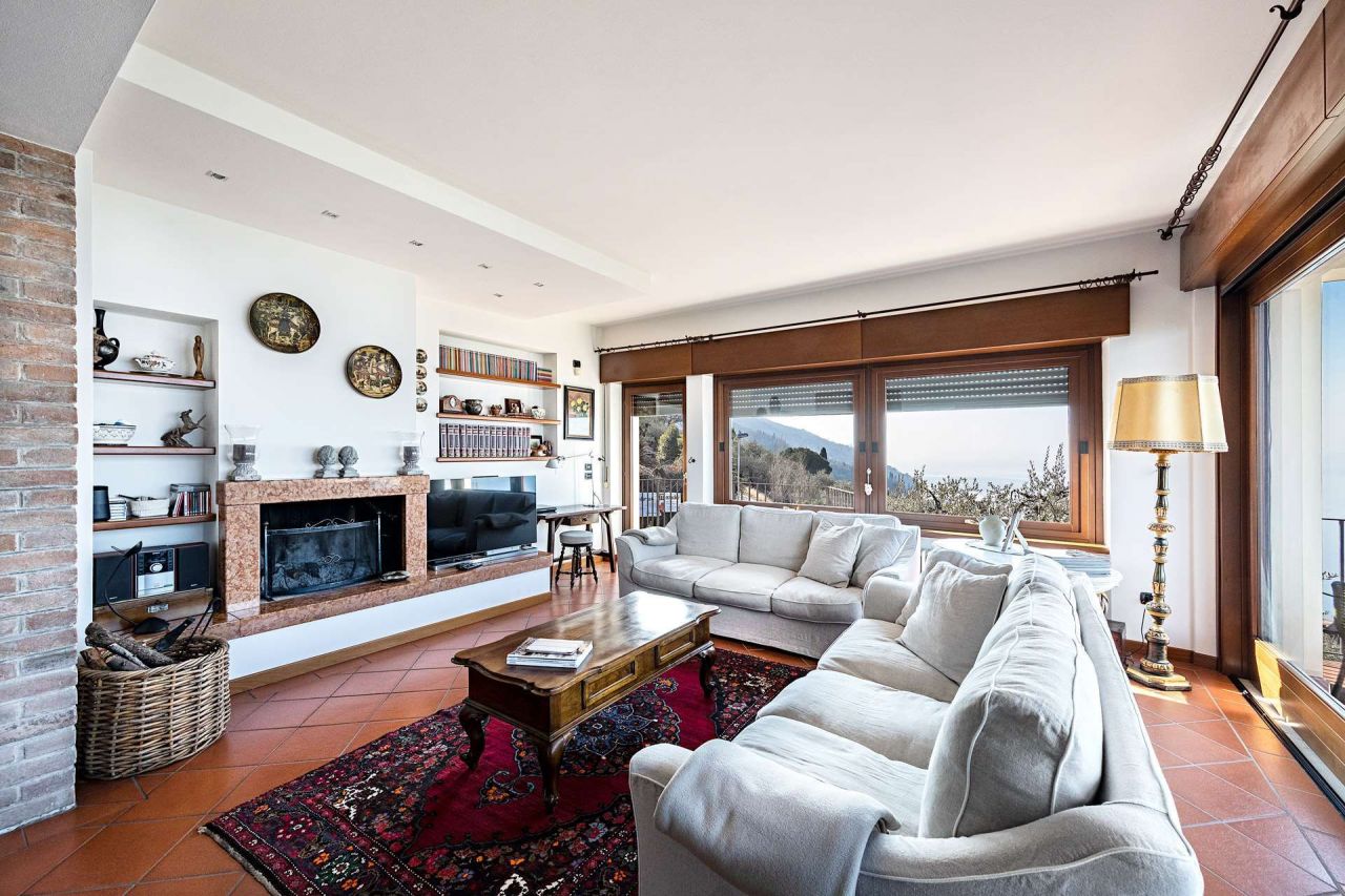 Вилла у озера Гарда, Италия, 300 м2 фото 3