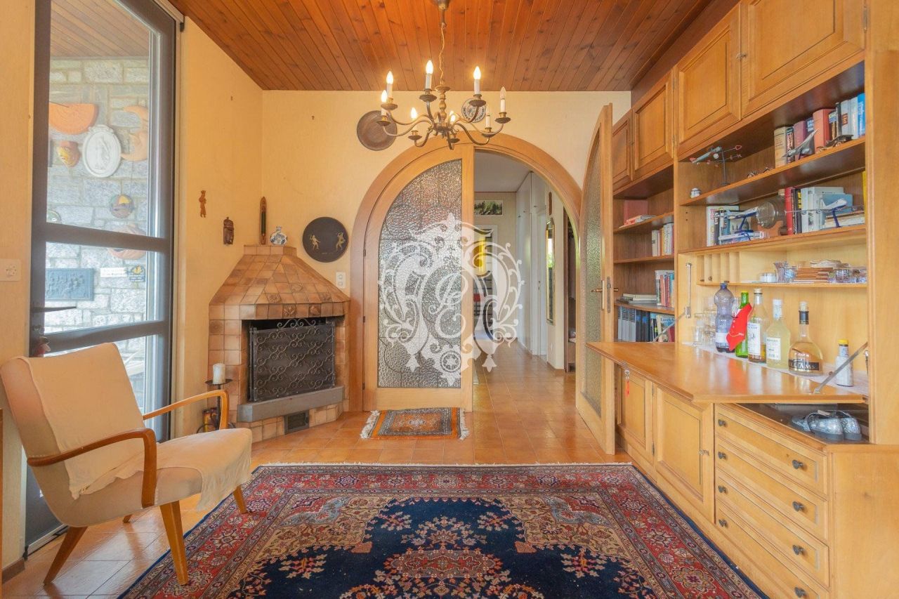 Вилла в Кампионе-д'Италия, Италия, 250 м2 фото 4