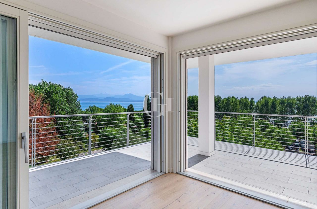 Пентхаус у озера Гарда, Италия, 160 м2 фото 1