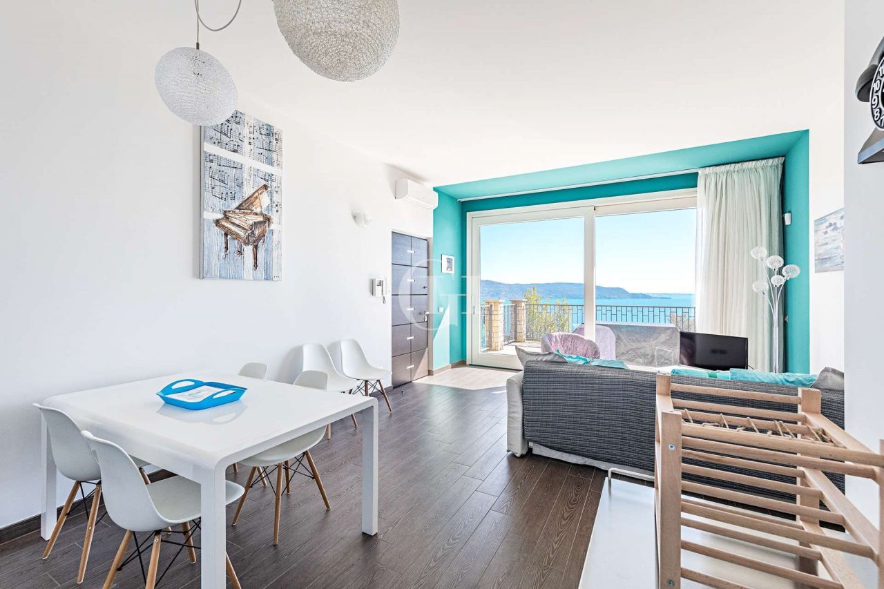 Квартира у озера Гарда, Италия, 120 м2 фото 4