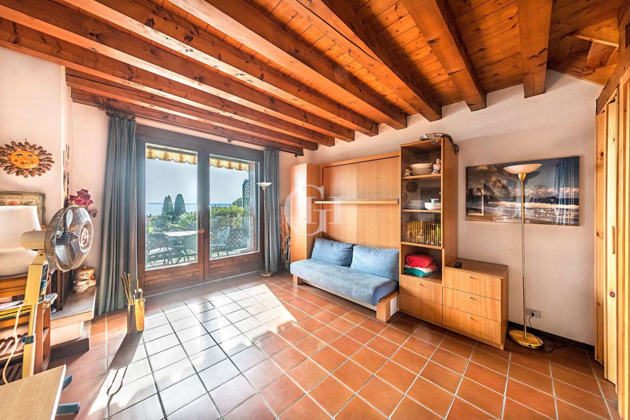 Квартира у озера Гарда, Италия, 65 м2 фото 5