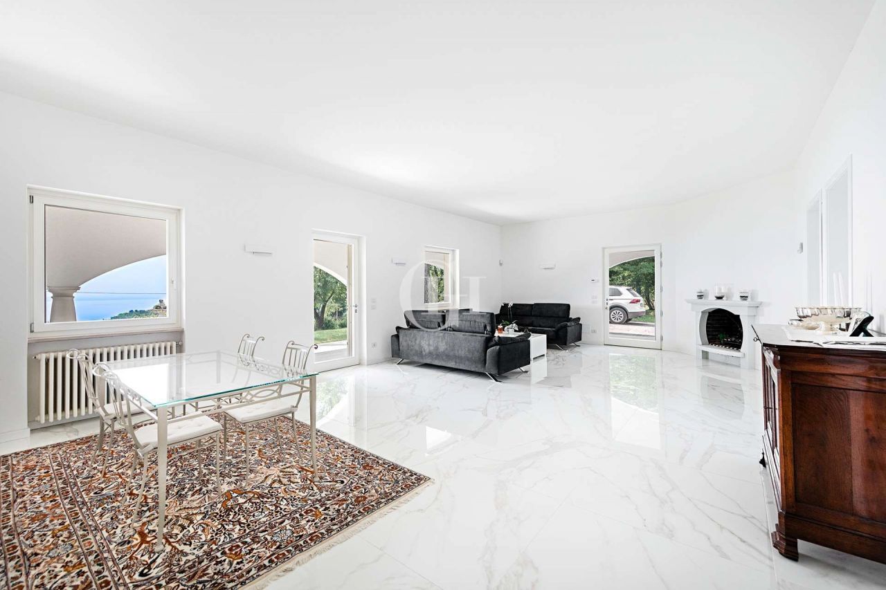 Вилла у озера Гарда, Италия, 300 м2 фото 5